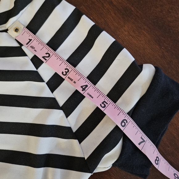 Y2K Black/White Stripe Cropped Top with Hood - Picture 10 of 10